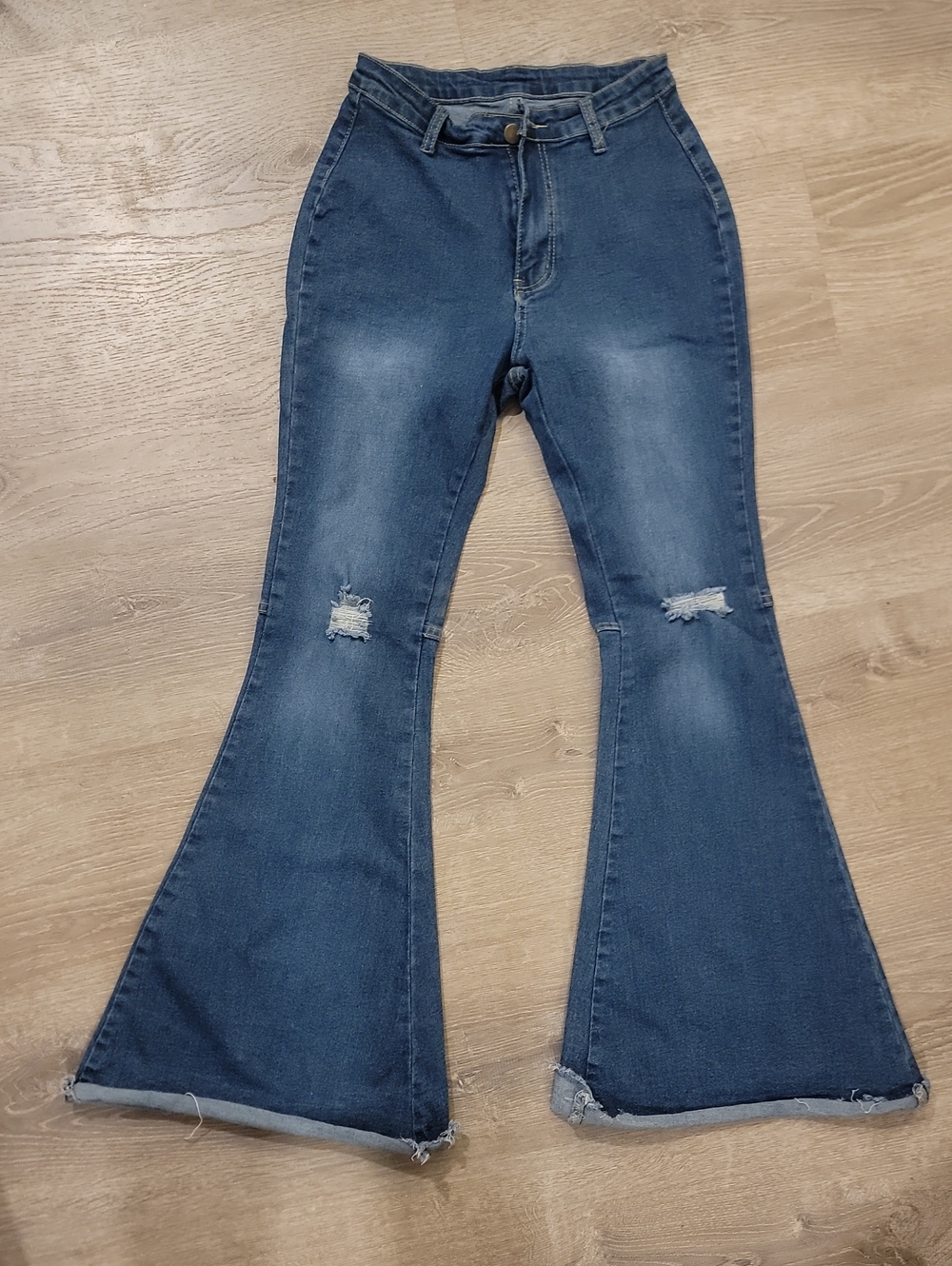 High-Rise Flare Jeans in Medium Blue with Knee Distress No Brand. Size 8